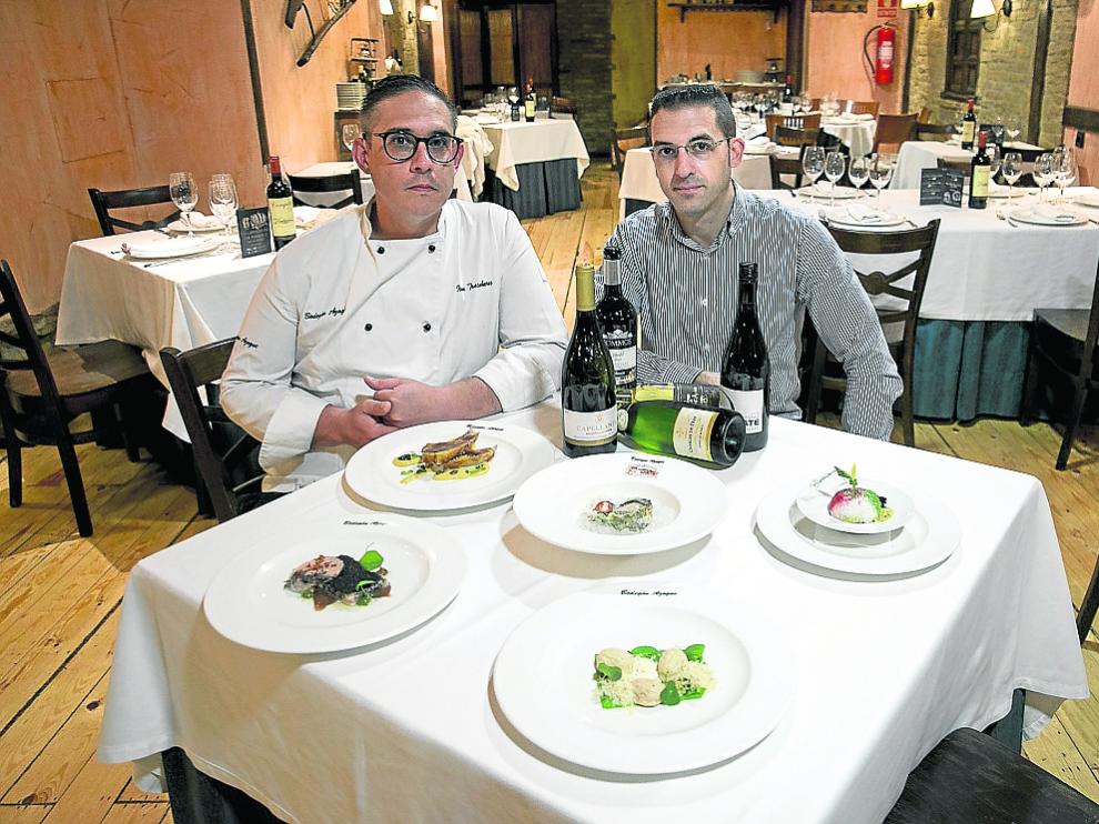 Iván Trasobares y José María Fontanellas, con los platos y vinos del menú de la vendimia.