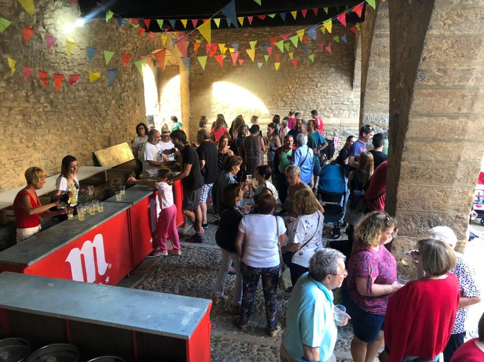 La plaza de La Iglesuela del Cid, en el chupinazo.