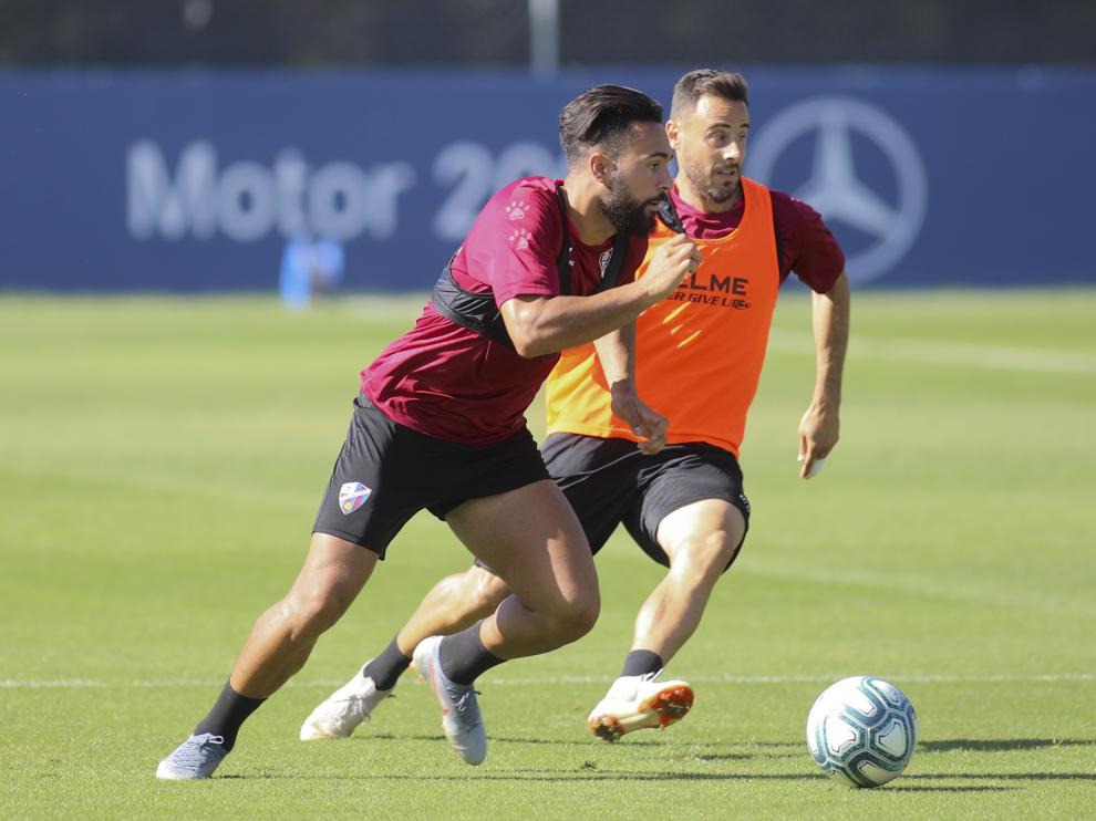 Ivi López controla el balón durante el entrenamiento de este martes.