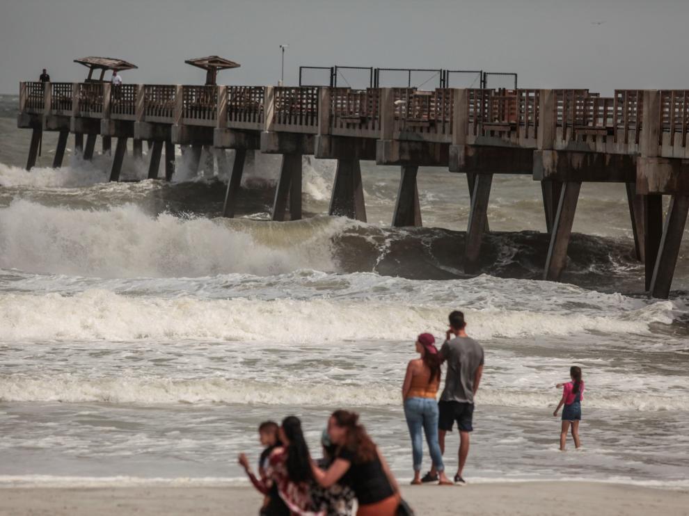 Las fuertes olas alcanzan el muelle de Jacksonville, en Florida, por la llegada de Dorian.