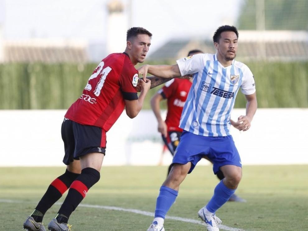 Okazaki, con la camiseta del Málaga.
