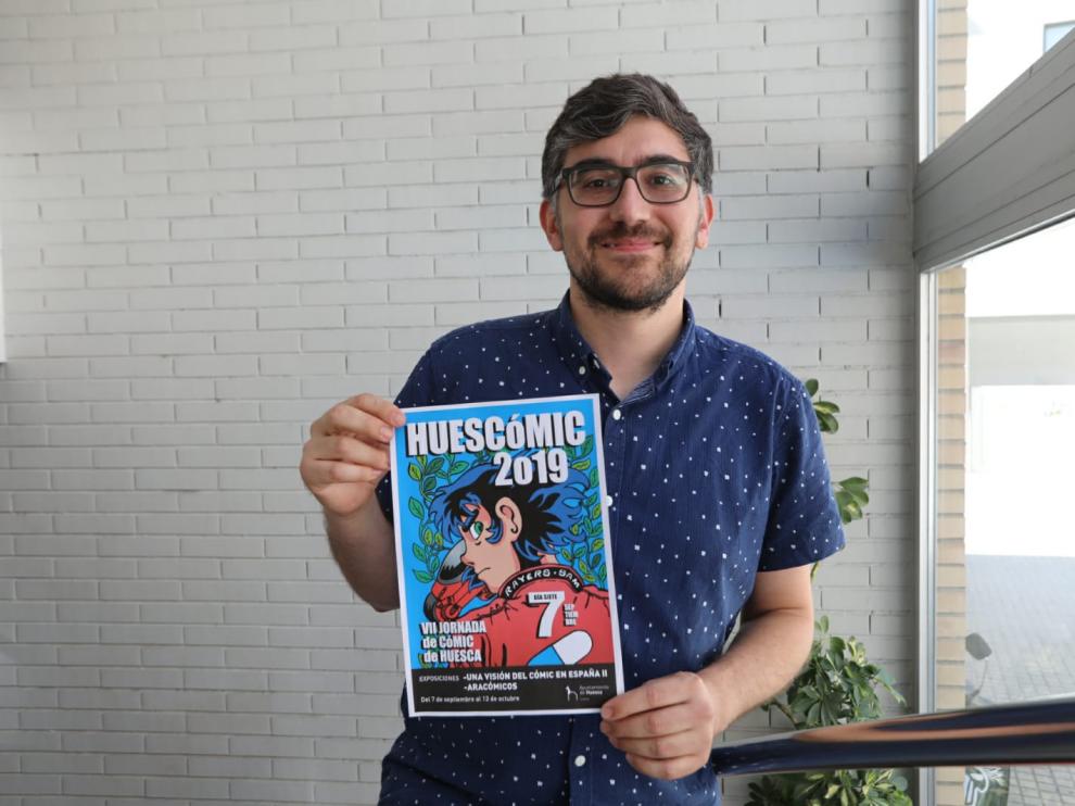 Óscar Senar, coordinador de Huescómic, con el cartel de homenaje a Rayers Sam.