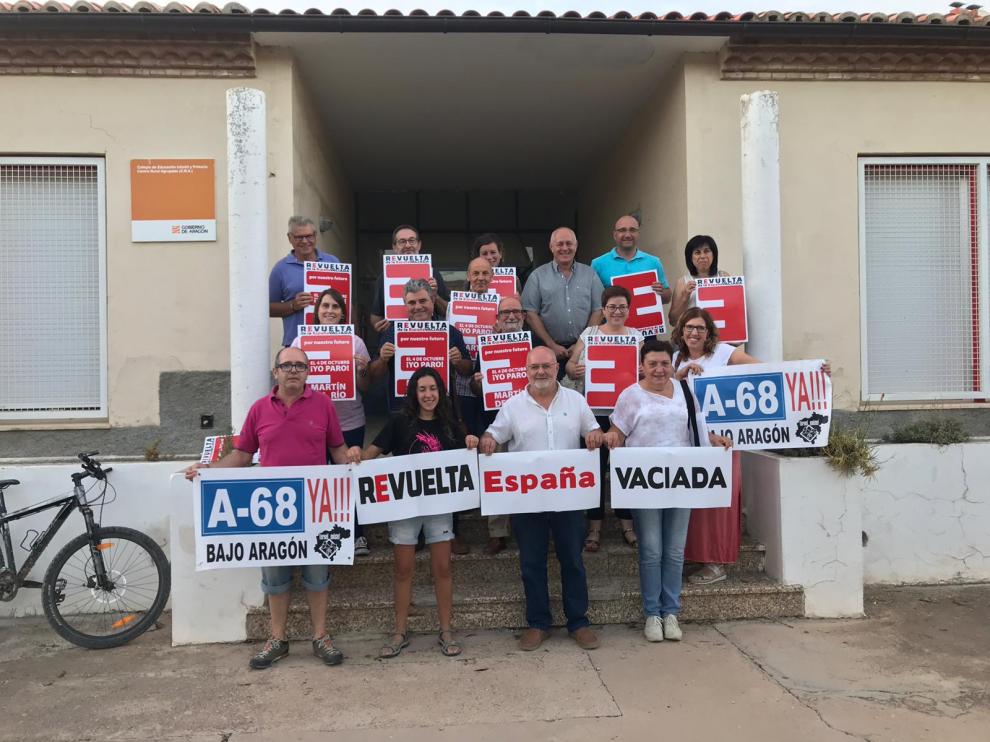 Reunión de Teruel Existe con colectivos colaboradores en Martín del Río.