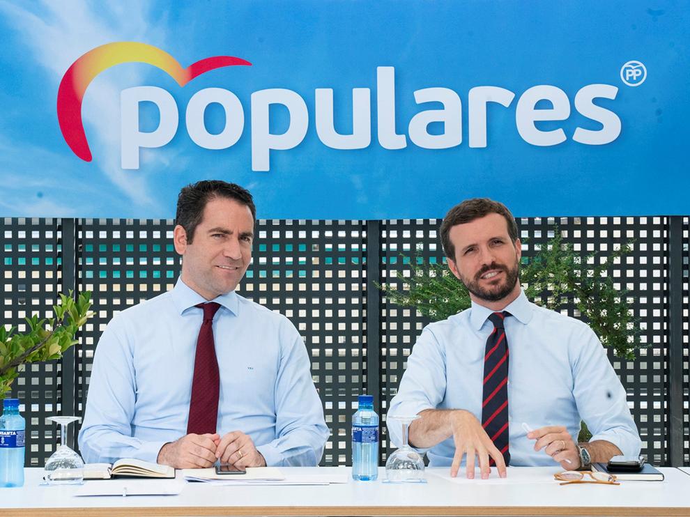 Teodoro García Egea y Pablo Casado, este martes en la sede del PP en Génova.
