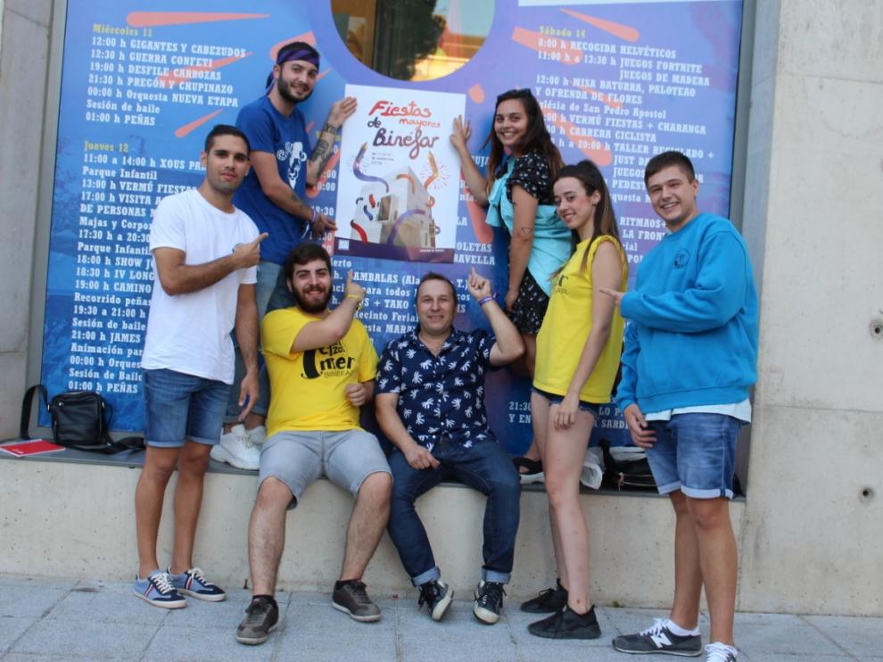El concejal Francis Charles junto con representantes de las peñas en el exterior de la Casa Consistorial.