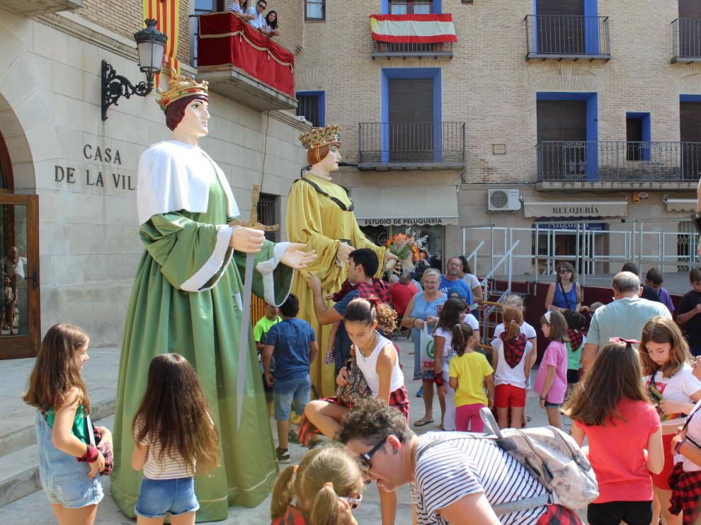 La comparsa de gigantes y cabezudos de Tamarite abre los festejos.