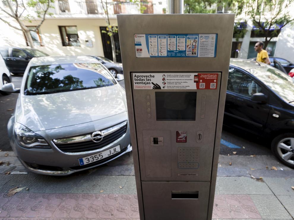 PARKING ZONA AZUL EN ZARAGOZA / 30/07/2016 / FOTO : OLIVER DUCH