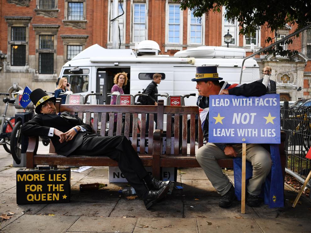 Dos ciudadanos protestas con humor en las calles por la crisis del 'brexit' en el Parlamento