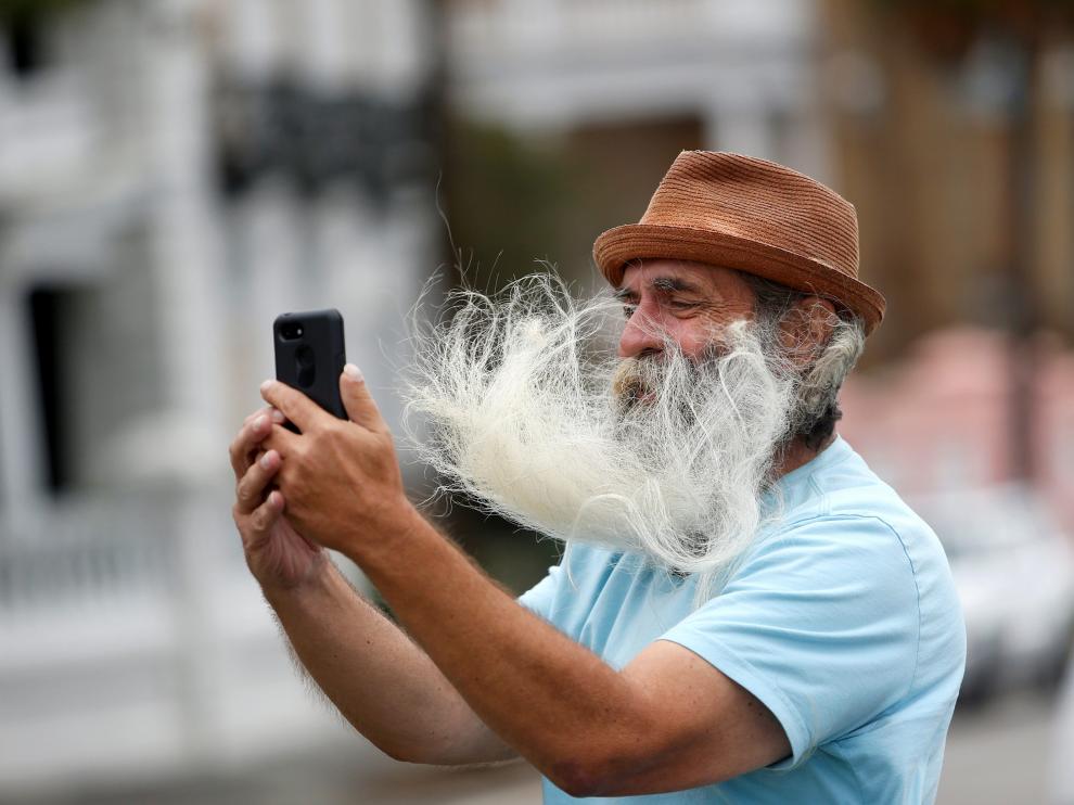 El huracán Dorian levanta la barba de un transeúnte en Charleston
