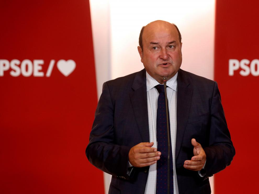 - El presidente del PNV, Andoni Ortuzar, ofrece una rueda de prensa en la sede del PSOE tras su reunión de esa tarde con el presidente del Gobierno en funcones, Pedro Sánchez