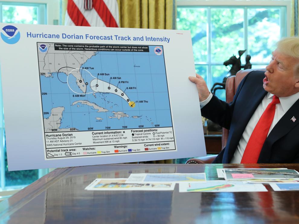 El presidente Trump mostrando el mapa manipulado
