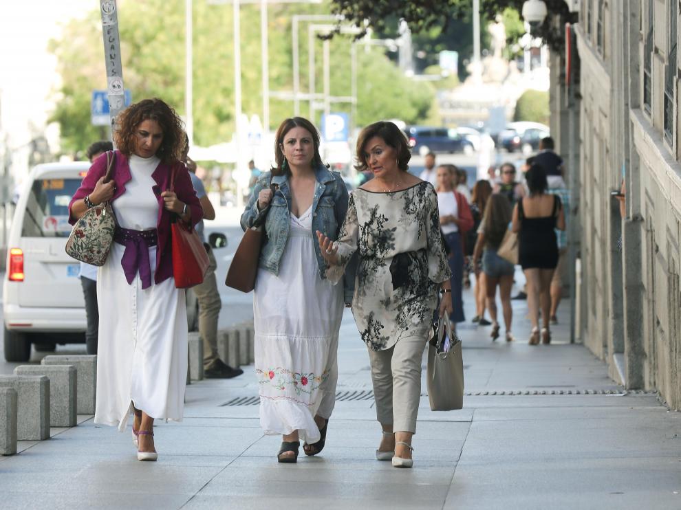 La ministra de Hacienda en funciones, María Jesús Montero, la portavoz del partido socialista en el Congreso, Adriana Lastra, y la vicepresidenta del Gobierno en funciones, Carmen Calvo, a su llegada a la primera reunión