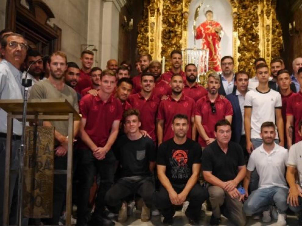 Jugadores, técnicos y directivos del club, ante el patrón de la capital oscense.