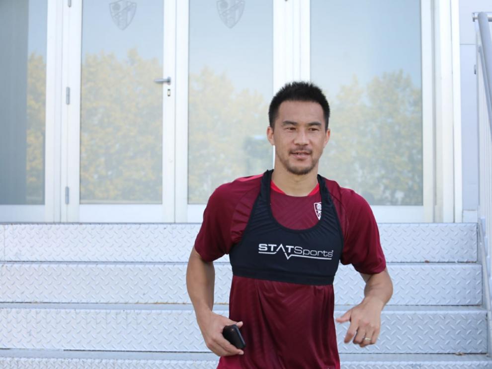 Shinji Okazaki, a la salida de El Alcoraz tras el entrenamiento de este jueves.