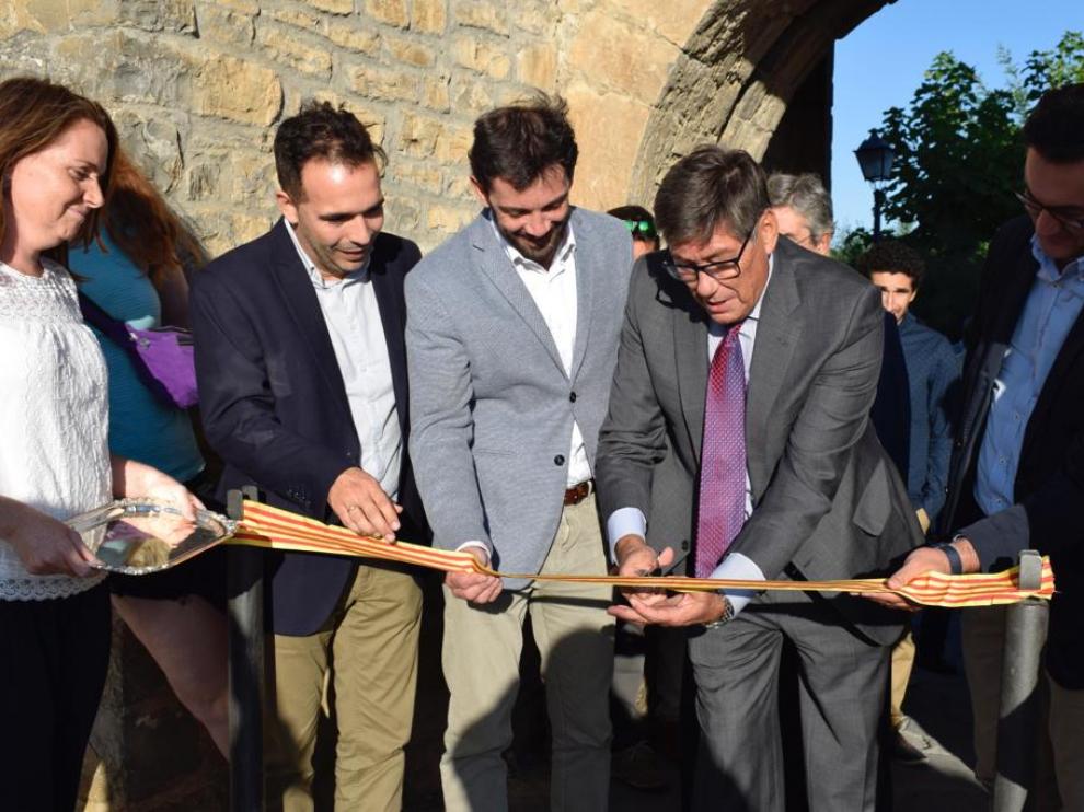 El vicepresidente del Gobierno de Aragón, Arturo Aliaga, corta la cinta de la Expoferia de Sobrarbe junto al alcalde de Aínsa. Enrique Pueyo.