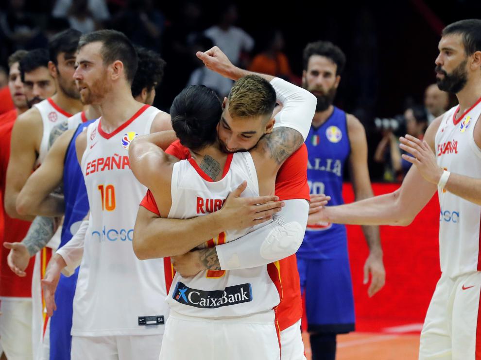 Los españoles celebran la victoria.