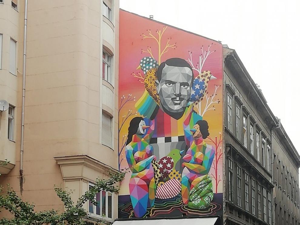 Un graffitti dedicado al diplomático aragonés ängel Sanz Briz en un edificio del centro de Budapest.