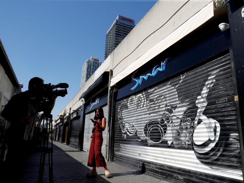 Un equipo de televisión ante la puerta del local donde ocurrieron los hechos