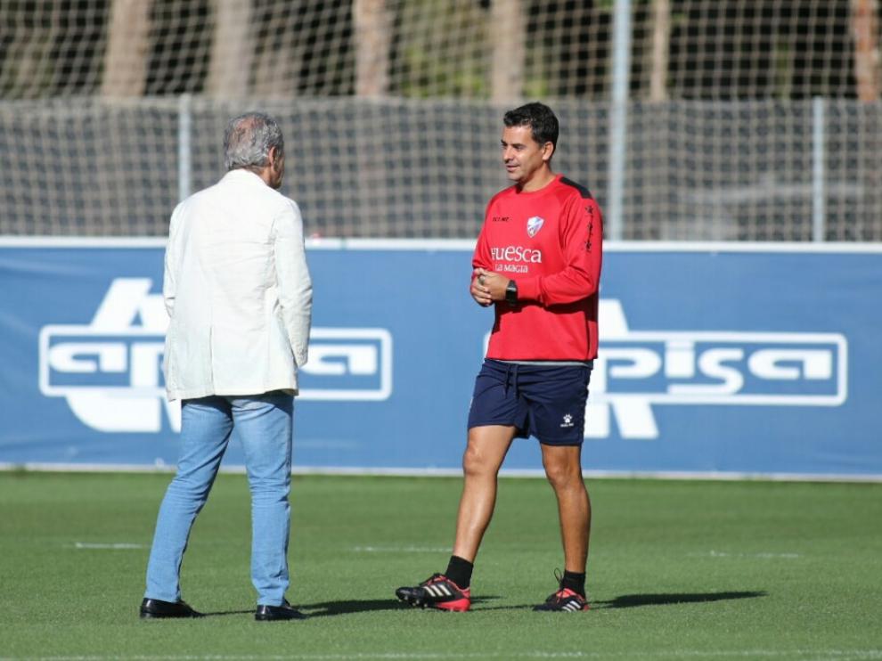 El consejero Petón y Míchel Sánchez conversan en el entrenamiento de este viernes.
