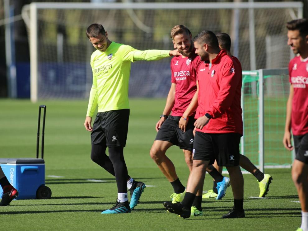 Yáñez sujeta el hombro de Pulido durante el entrenamiento de este viernes.