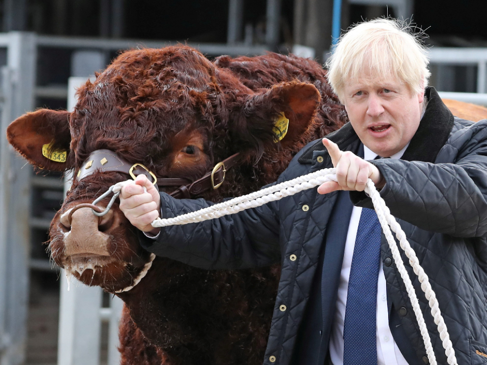 Boris Johnson durante su visita a una granja de Escocia