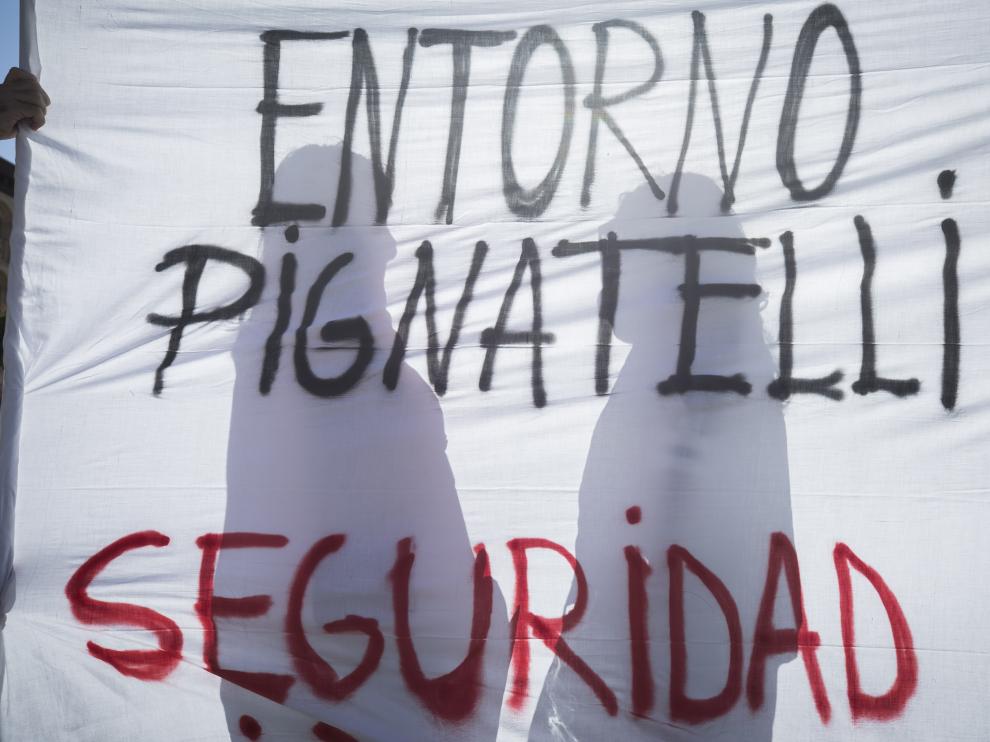 María y Pilar, tras una de las pancartas que se desplegaron en la plaza del Pilar de Zaragoza durante la protesta de los vecinos de Pignatelli.