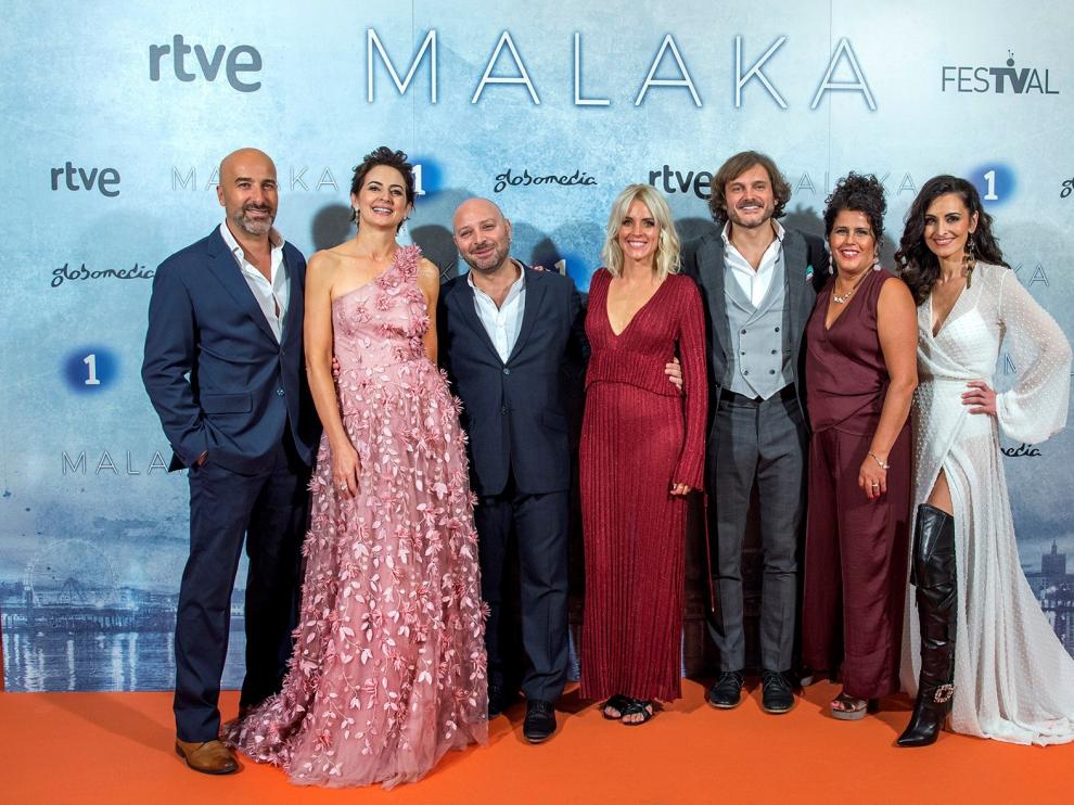 El equipo de 'Malaka' posan a su llegada al preestreno de la nueva serie de La 1, este lunes en Vitoria inaugurando la XI edición del Festival de Vitoria FesTVal.