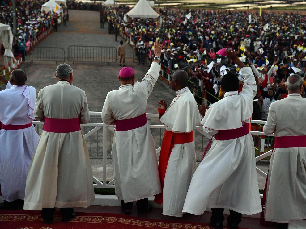 El Papa saluda a los fieles durante su visita a Madagascar