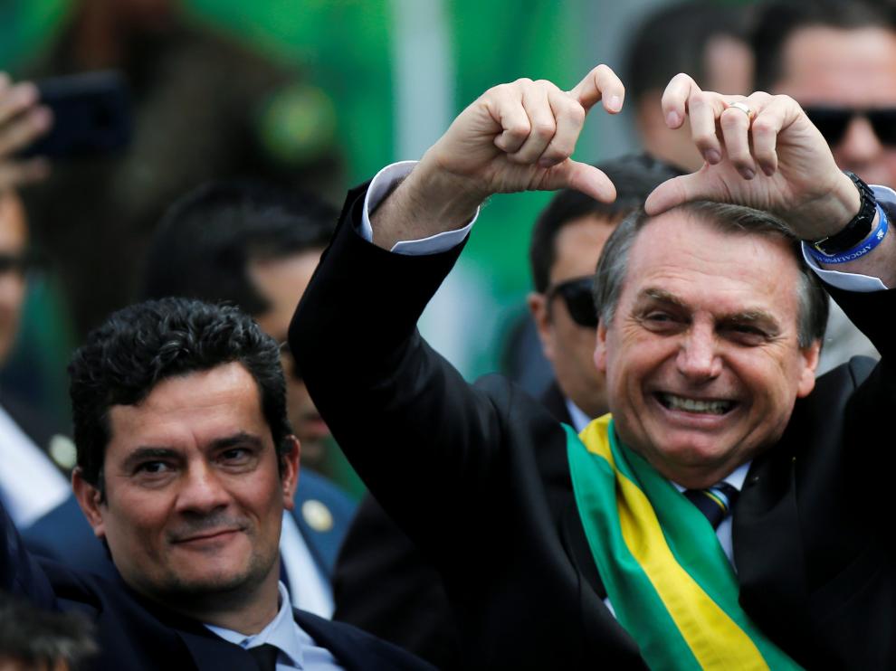 El ultraderechista Bolsonaro intenta hacer el símbolo del corazón con las manos