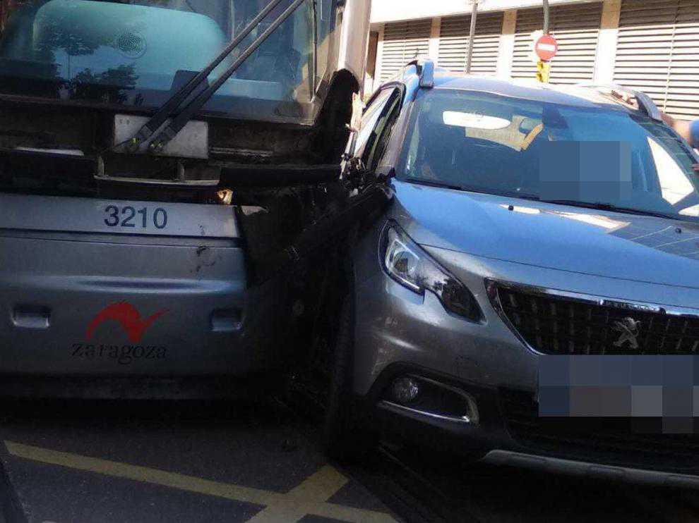 Imagen del accidente entre el coche y el tranvía