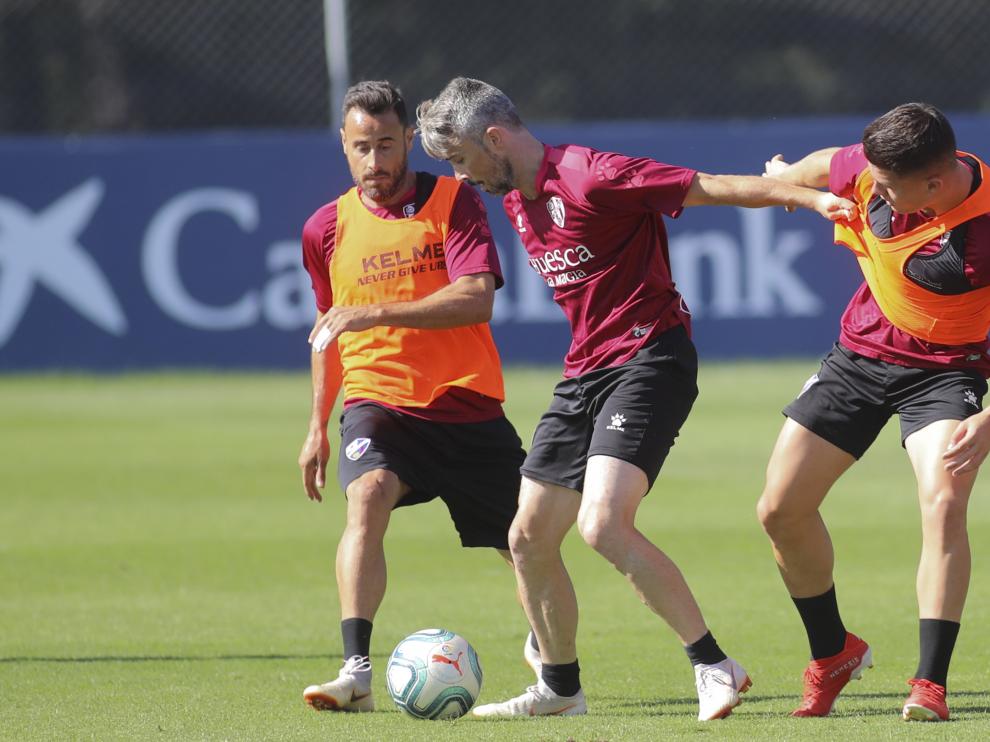 Luisinho controla la pelota durante un entrenamiento de la SD Huesca.