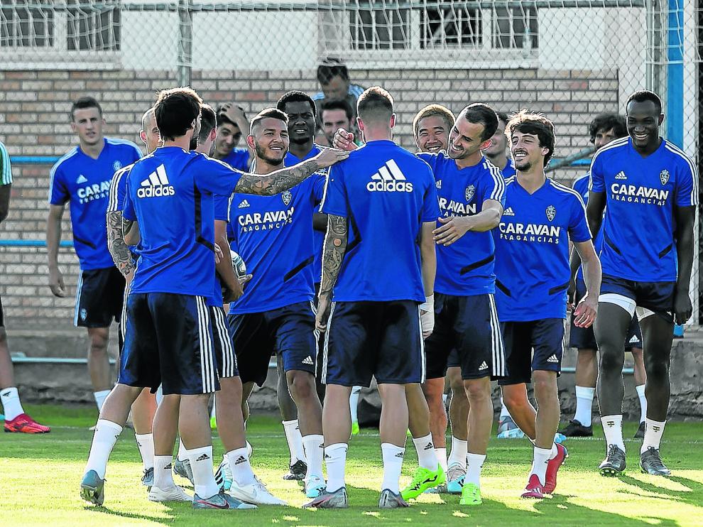 Los jugadores del Real Zaragoza, durante un entrenamiento en la Ciudad Deportiva.