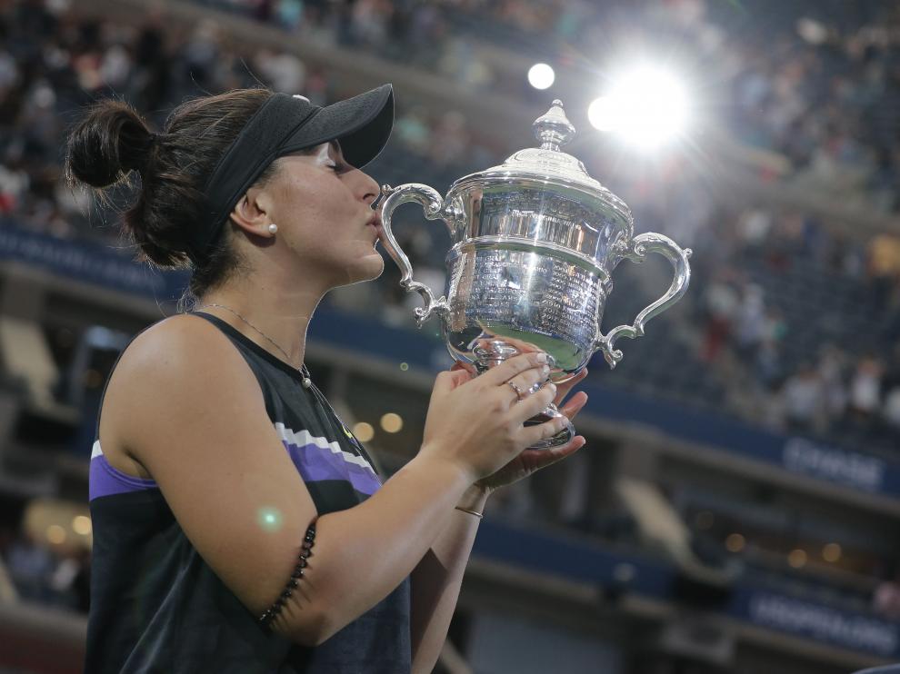 Bianca Andreescu besa su trofeo tras derrotar a Serena Williams