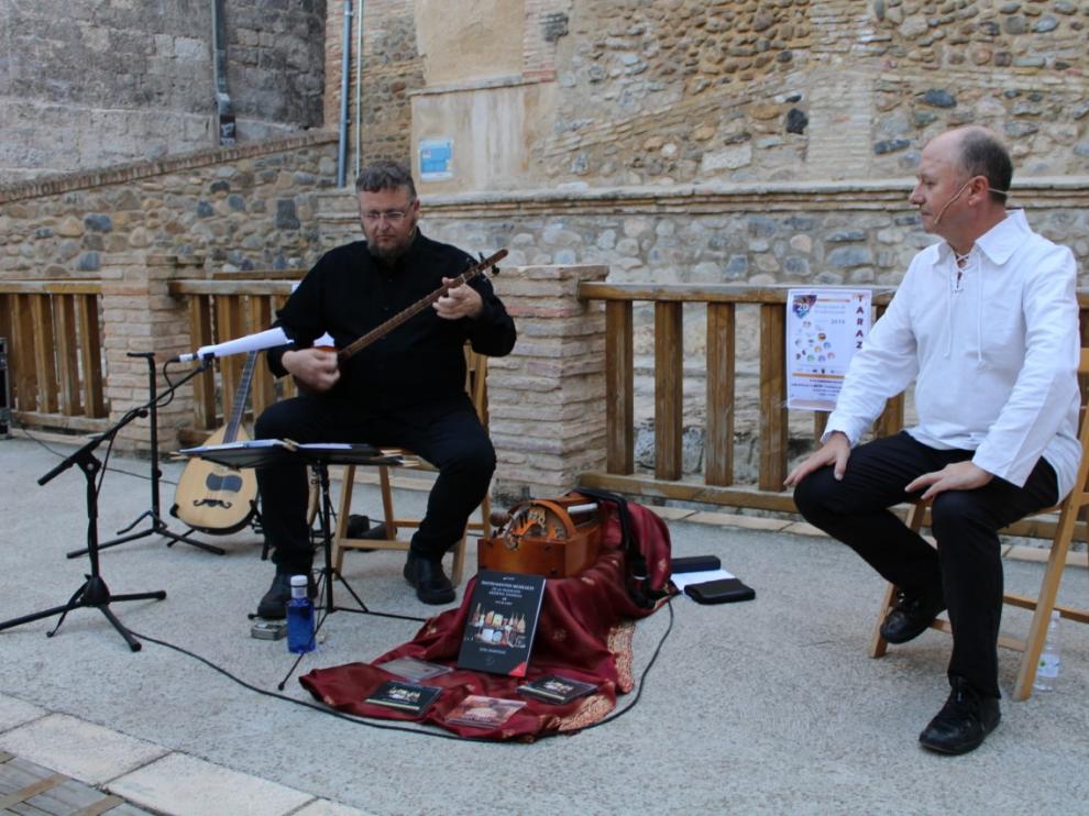 El músico Jota Martínez y el narrador Carles García durante su actuación en Tarazona.