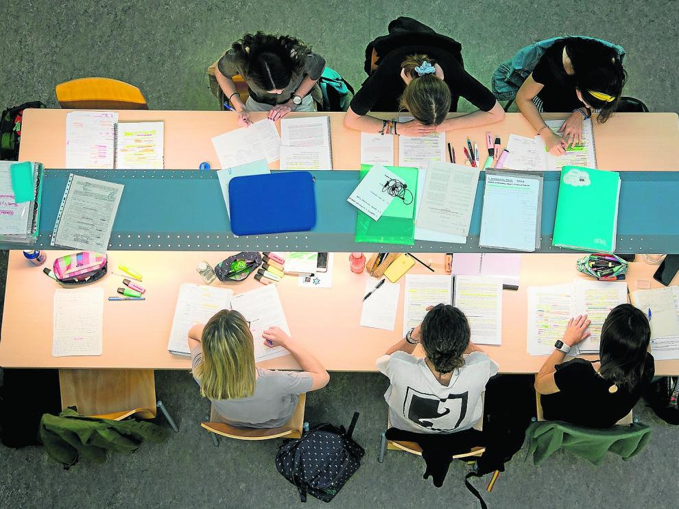 Estudiantes en la Biblioteca María Moliner en el campus de San Francisco de la Universidad de Zaragoza.