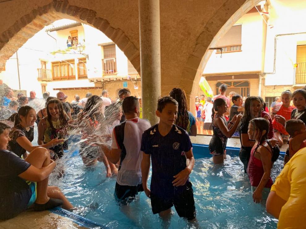 Peñarroya celebra sus fiestas con una gran piscina en la plaza de los Lavaderos