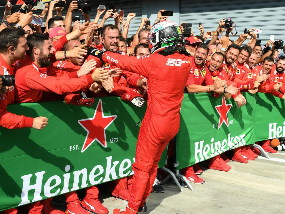 Leclerc celebra su triunfo en Monza.