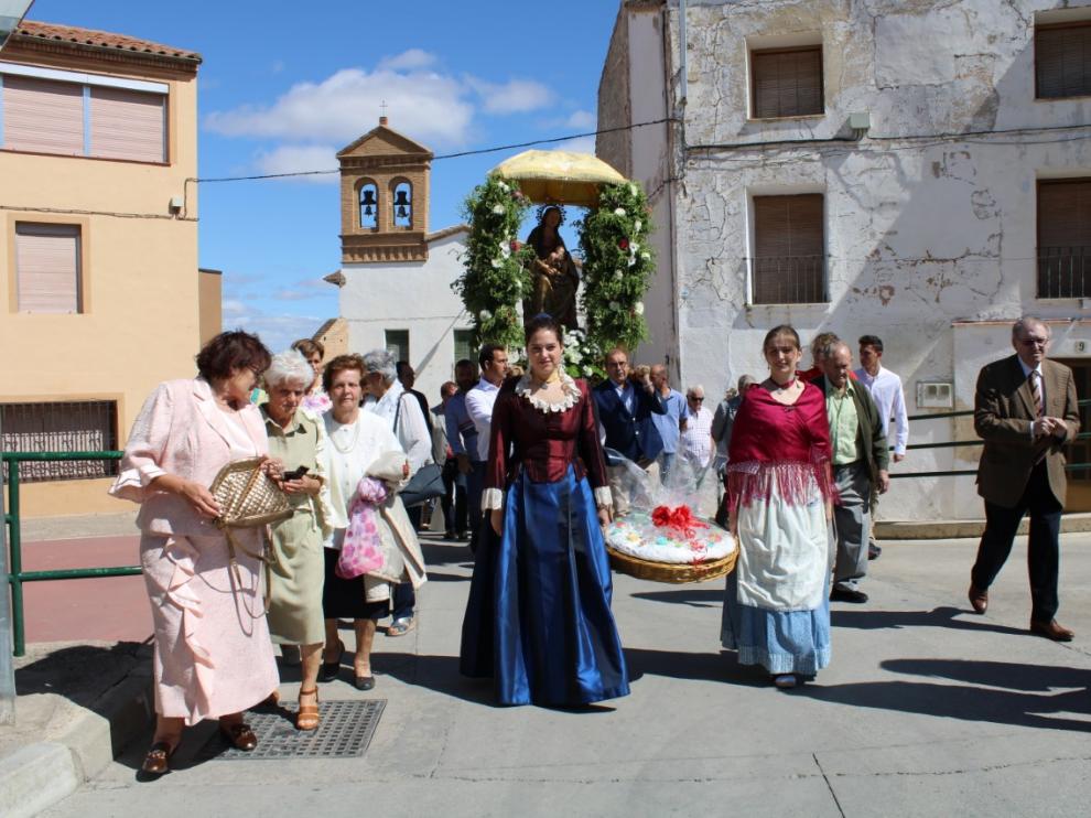 Los roscones bendecidos preceden la imagen de Nuestra Señora de la Huerta en la procesión por las calles tortolanas.