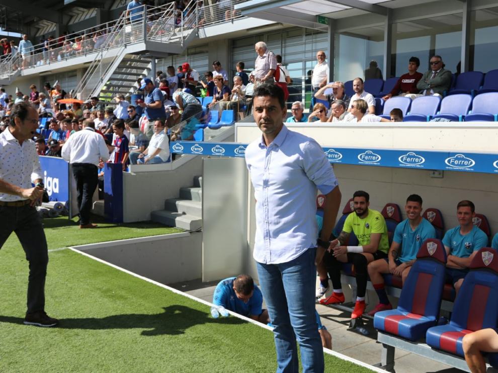 Míchel Sánchez, junto al banquillo de los locales en El Alcoraz.