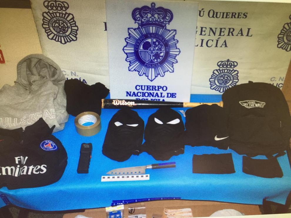 Los agresores utilizaron pasamontañas e iban armados con una pistola eléctrica y un bate de béisbol.