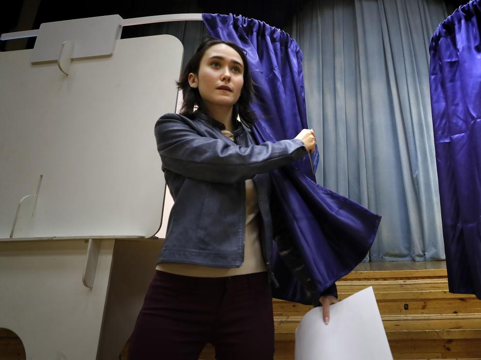 Una mujer acude a votar en Moscú