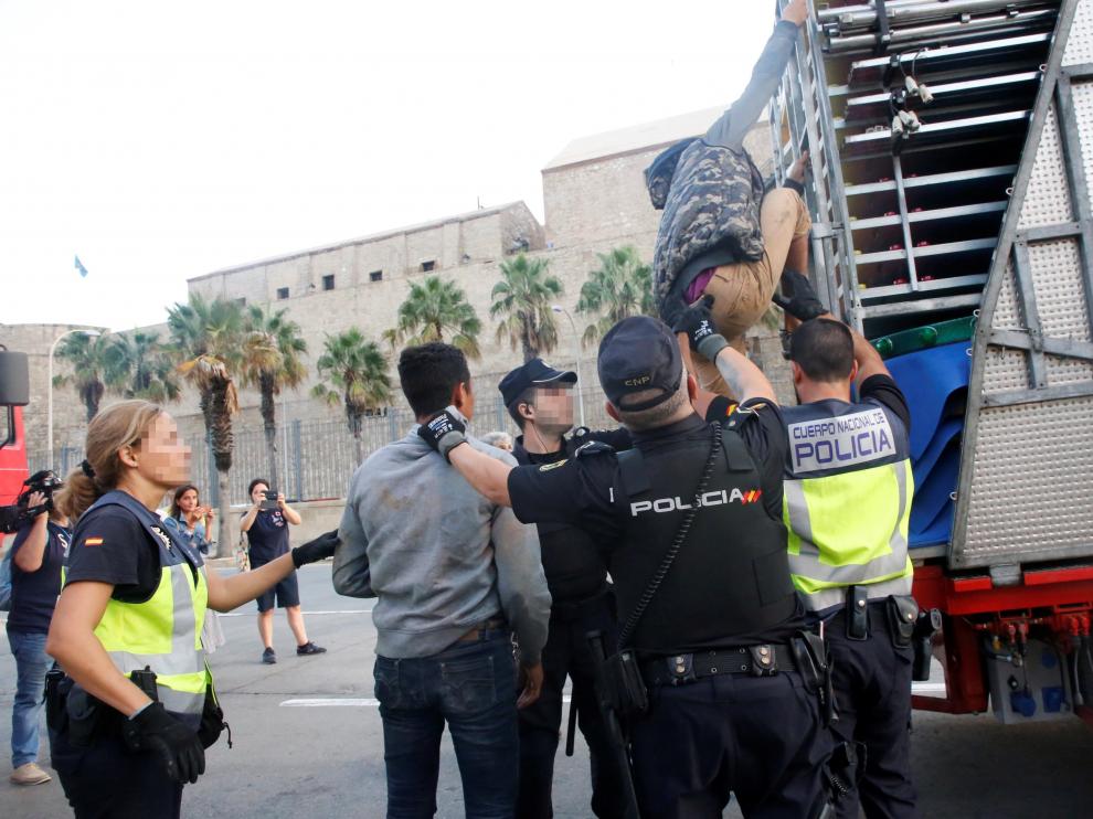 Agentes de la Policía Nacional y la Guardia Civil detienen a un inmigrante en el marco de la Operación Feriante en Melilla.