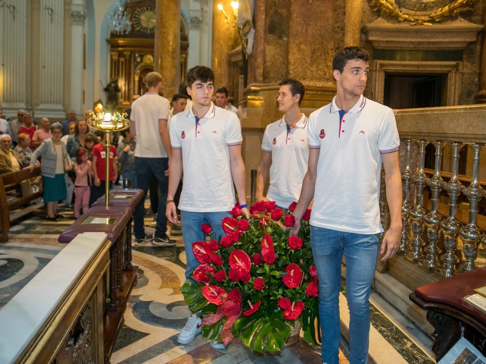 El Casademont realiza la tradicional Ofrenda de Flores a la Virgen del Pilar.