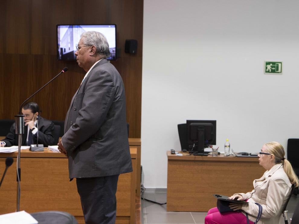 El matrimonio acusado de estafa, ayer, en el banquillo de la Audiencia Provincial. toni galán