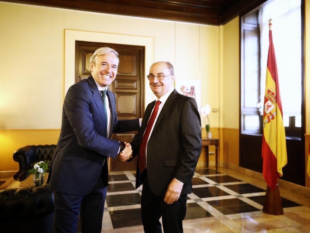 Jorge Azcón y Javier Lambán, este lunes en el edificio Pignatelli.