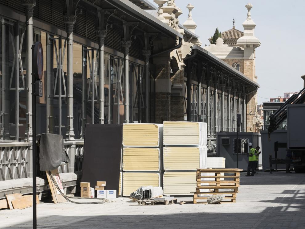 La calle trasera del Mercado está casi terminada, con la acera y la calzada al mismo nivel. Ayer, con materiales preparados para el interior.