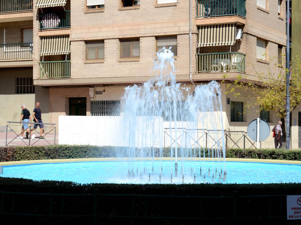 La fuente se sitúa en la confluencia de la avenida de Huesca y la calle de Belmonte de San José.