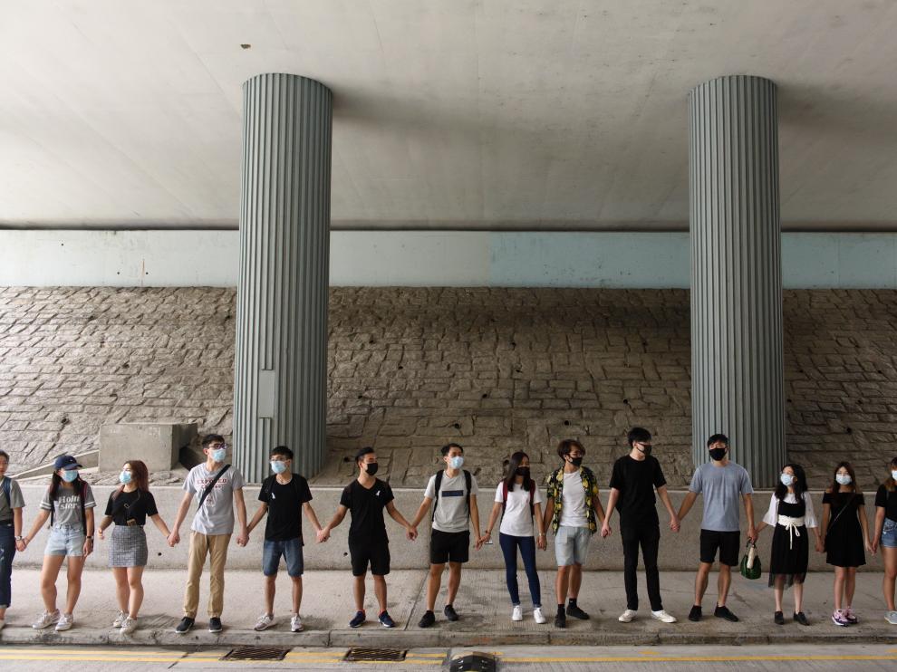 Los estudiantes de Hong Kong forman una cadena humana a modo de protesta.