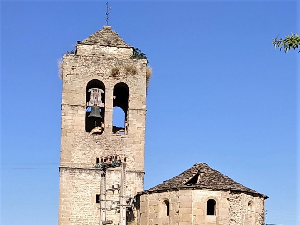 Se ha hundido parte del techo de losas de la nave central de la iglesia.