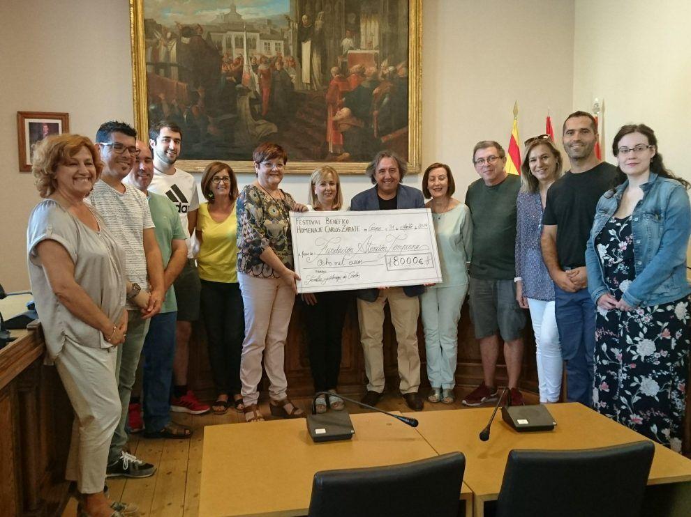 Familiares de Zárate entregaron el cheque a la Fundación Atención Temprana.
